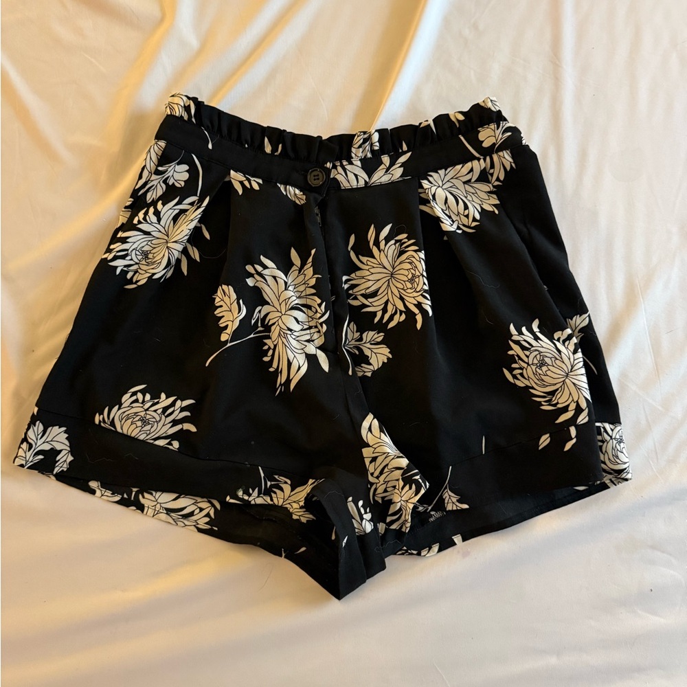Floral Black and White Women's Shorts